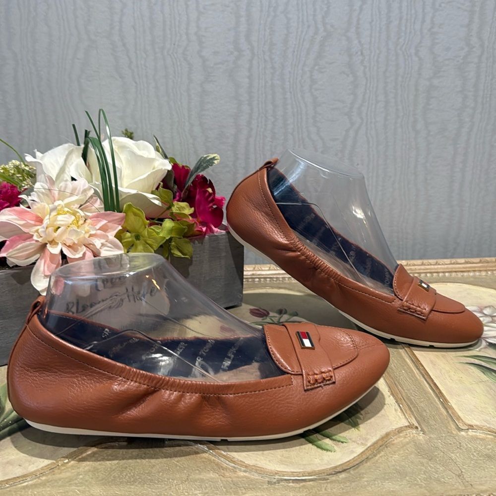 Tommy Hilfiger British Tan Faux Leather Flats Shoes Sz 8.5 Near New